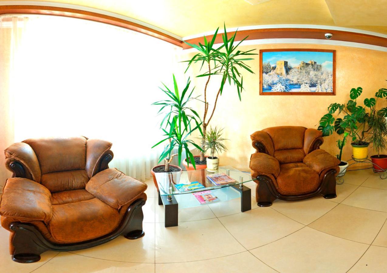 De Luxe Hotel Кмилник Екстериор снимка