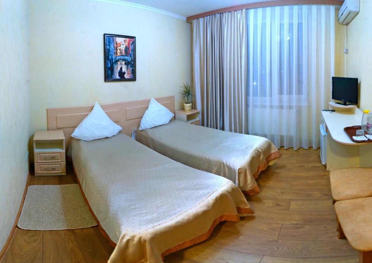 De Luxe Hotel Кмилник Екстериор снимка